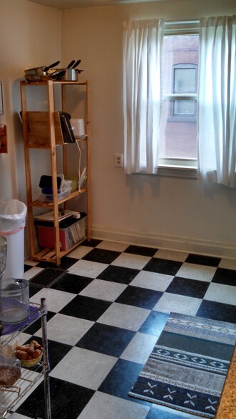 Building Photo - 624 College Ave