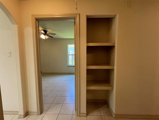 Building Photo - 16928 W Ivanhoe St