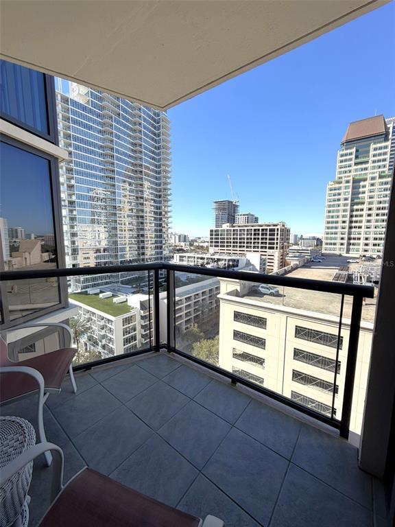 Building Photo - 1 Beach Dr SE