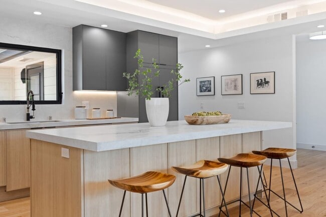 Building Photo - 810 W California Way