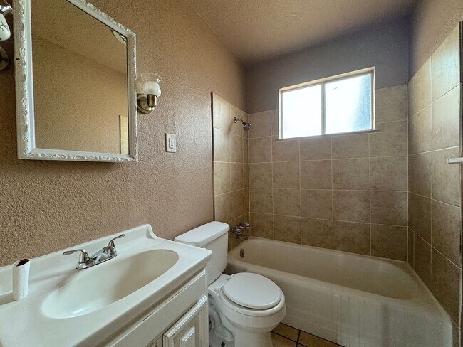 Building Photo - Northeast El Paso 4 Bed 2 Bath  Refrig A/C