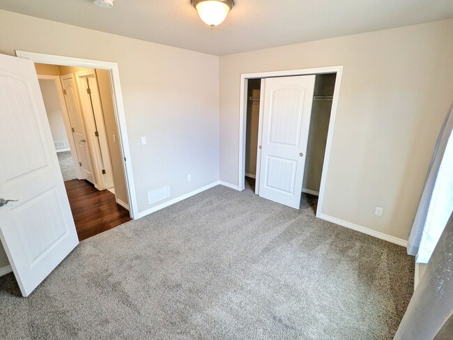 Building Photo - 5 Bedroom Three Bathroom Single Family Home in Monument