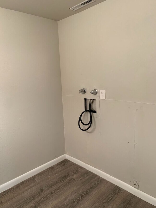 Building Photo - Updated 3-Bed, 1.5-Bath Duplex in Central Fort Collins!