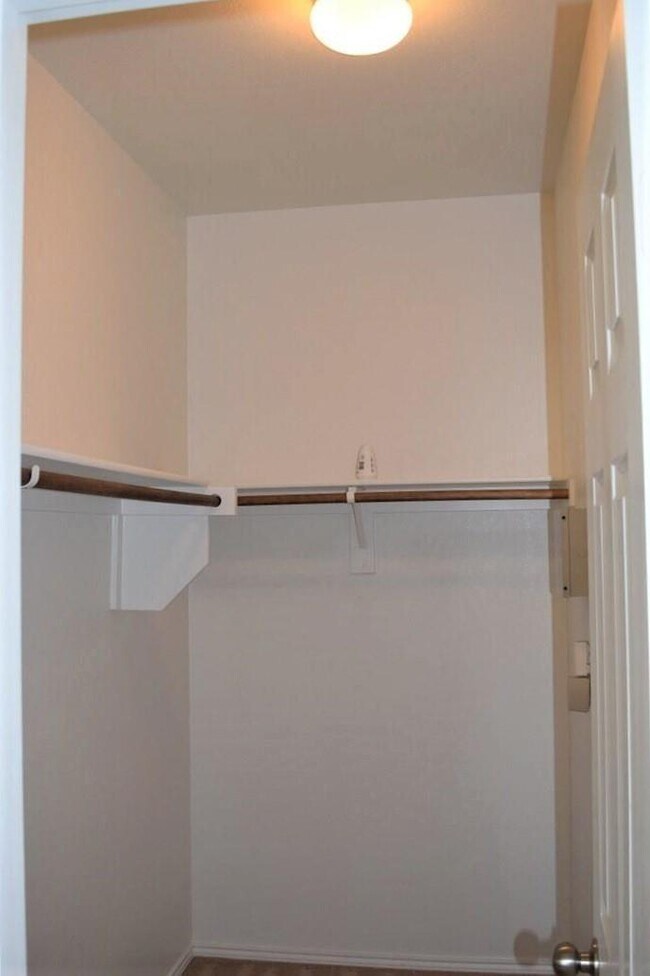 Building Photo - Cozy one story 3 bedroom - 2 bathroom open...