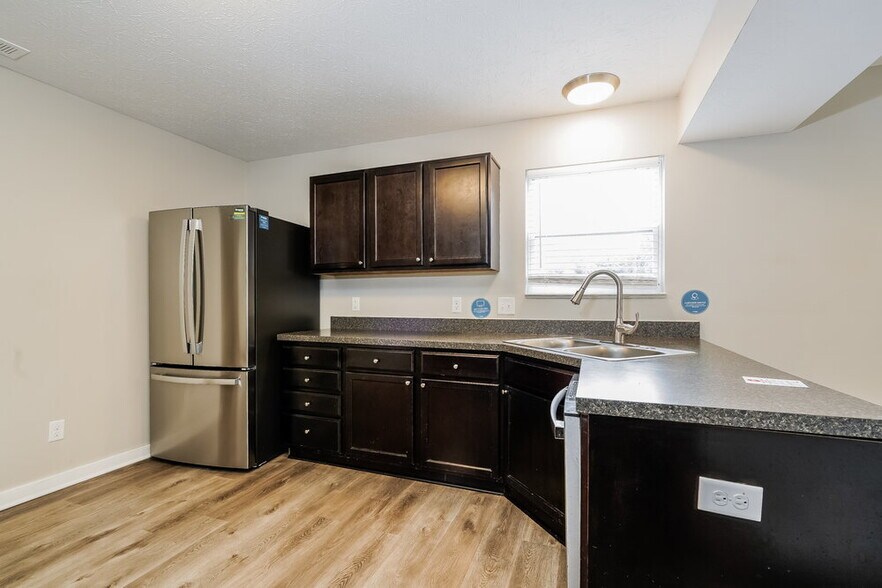 Building Photo - 524 Grassy Bend Dr