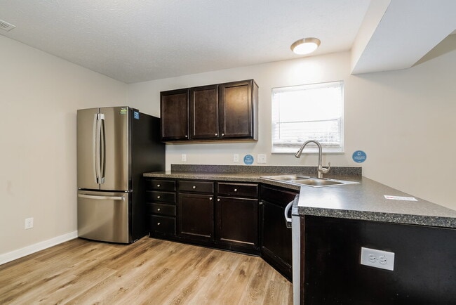 Building Photo - 524 Grassy Bend Dr