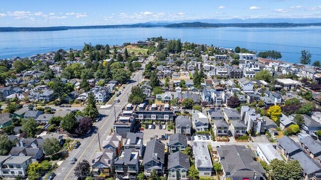 Building Photo - Charming AIR CONDITIONED Alki Townhome