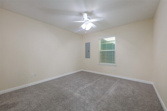 Building Photo - 11905 Algonquin Dr