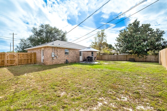 Building Photo - 1705 Oak Dr