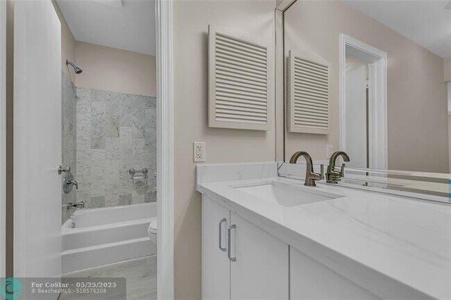 Building Photo - 6319 Bay Club Dr