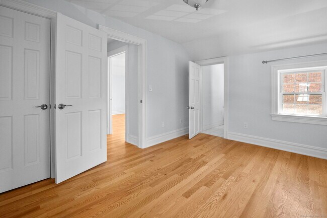Building Photo - 60 Pemberwick Rd