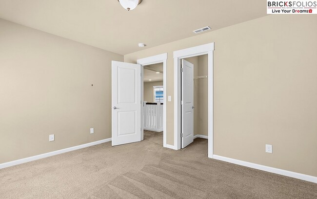 Building Photo - Natural Light-Filled Renton Home with Spac...