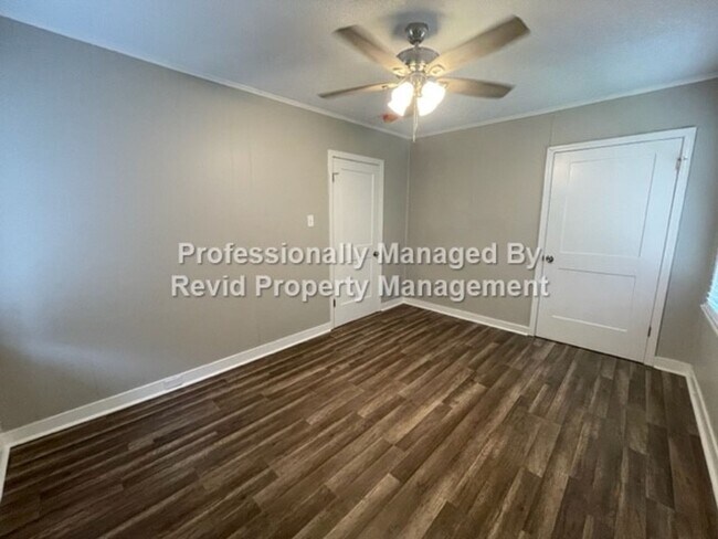 Building Photo - *FIRST MONTH RENT FREE* Freshly Renovated ...