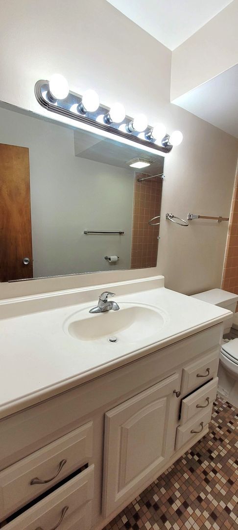 Building Photo - 2-Bedroom Garden-Level Unit | Parking, Patio & Water Included