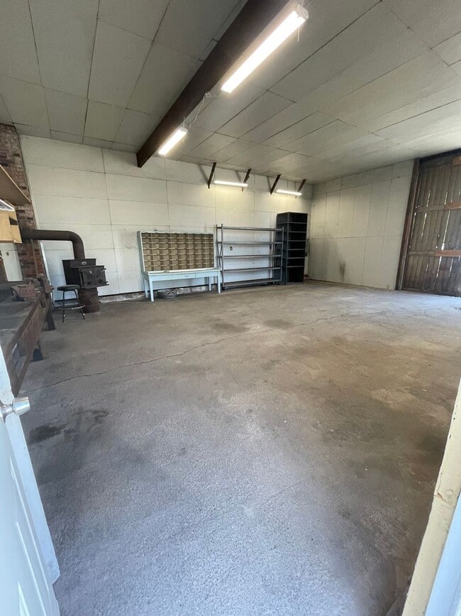 Building Photo - Fully Remodeled Home on Large Lot!