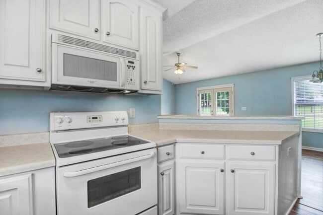 Building Photo - WONDERFUL 3 BR, 2 BA w/ attached garage *D...