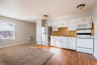 Building Photo - 1059 Woods Ferry Rd