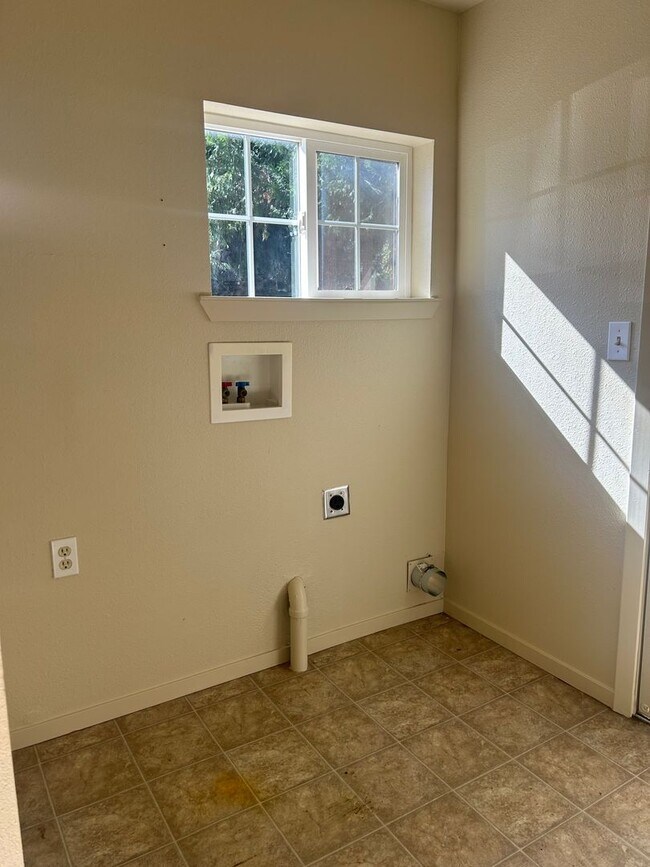 Building Photo - Camino 2/2 cottage $1625