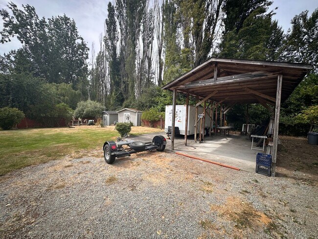 Building Photo - Cozy & Convenient 2-Bedroom Home with Larg...