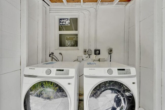 Building Photo - 3020 Seville St