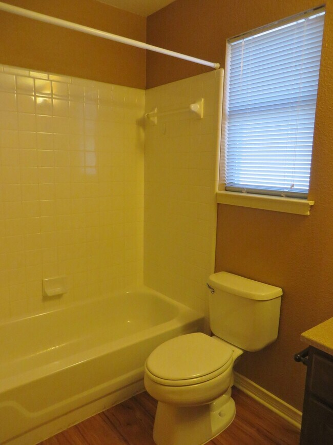 Building Photo - 3 Bedroom 2 Bathroom Parkview Estates Home