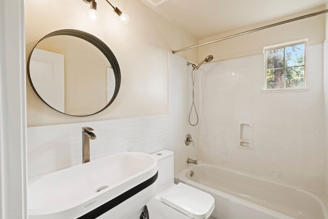 Building Photo - VERSATILE LUXURY LIVING IN RIVERMARK CORNE...