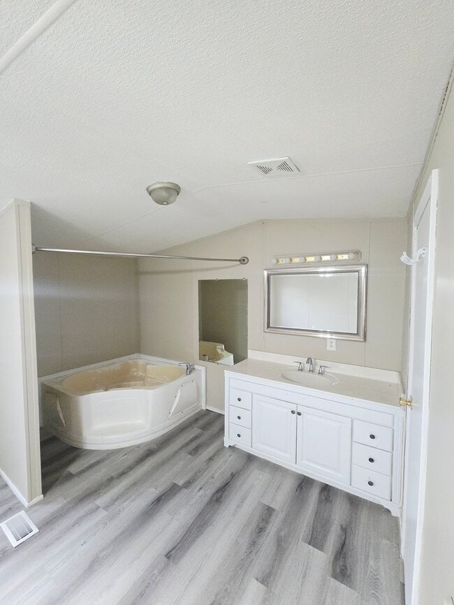 Building Photo - 3 bedroom, 2 bath Mobile Home in Yorktowne