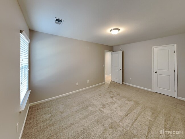 Building Photo - 453 Denman Loop