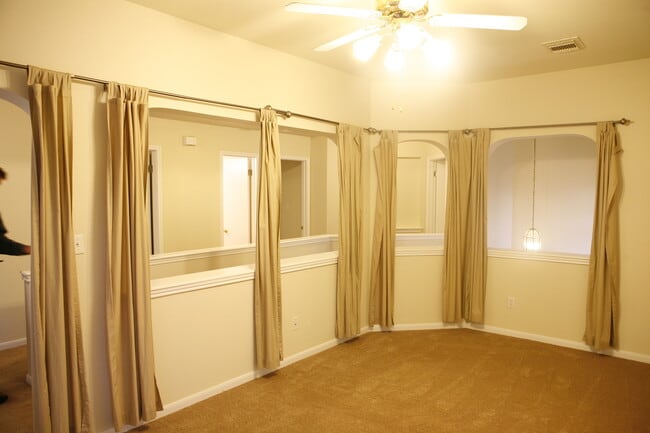 Building Photo - Fabulous 3/2.5   Home in Circle C - Great Views, Yard, Beautiful Home!