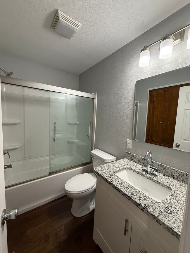 Building Photo - Very Nice 3 Bedroom home in great location!