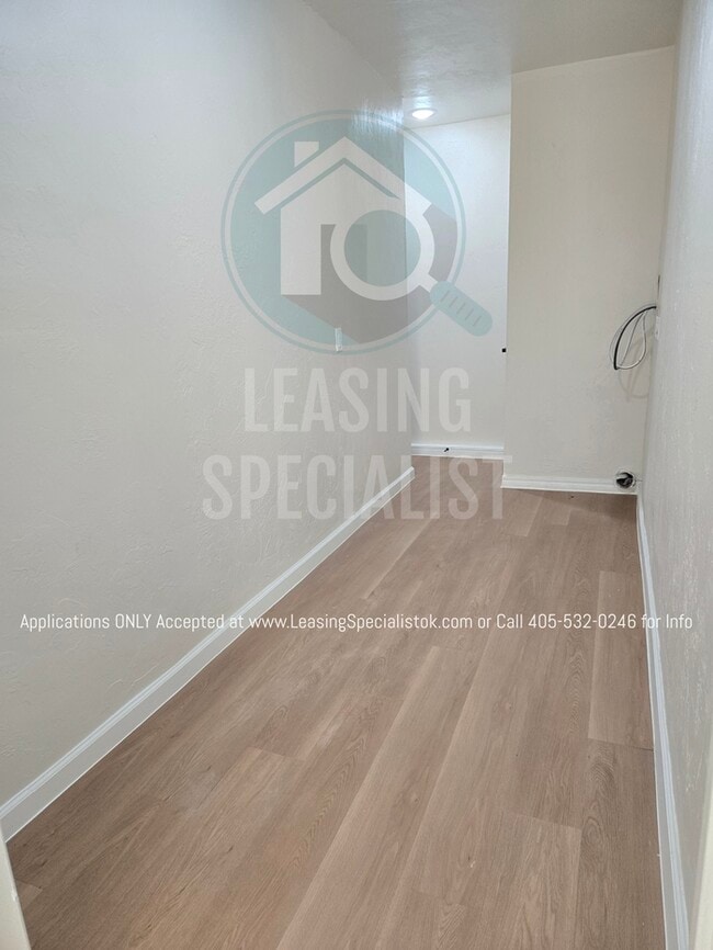 Building Photo - Spacious Village 3 Bed 2 Bath Home!