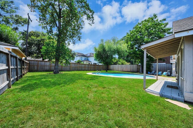 Building Photo - 5139 Beechnut St