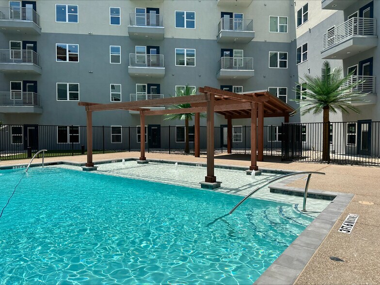 The Gibson Apartments 2422 S Carrier Pky Grand Prairie TX 75051