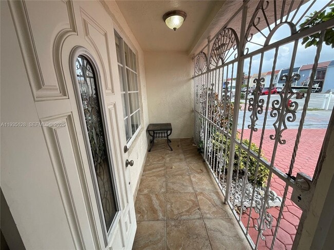 Building Photo - 895 W 79th Pl