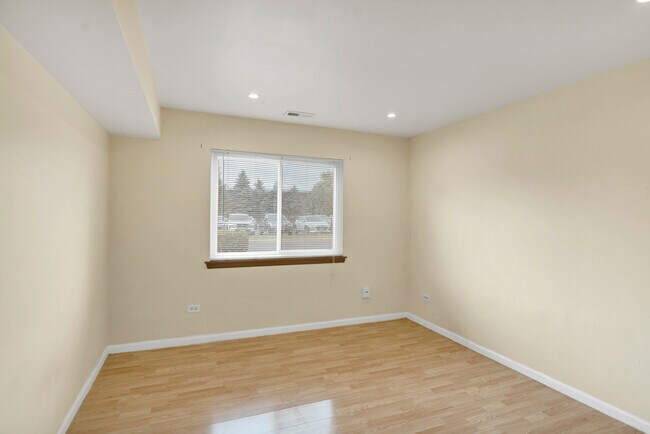 Building Photo - 1705 Robin Cir