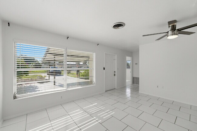 Building Photo - "Charming 2-Bedroom Duplex Retreat in North Port!"