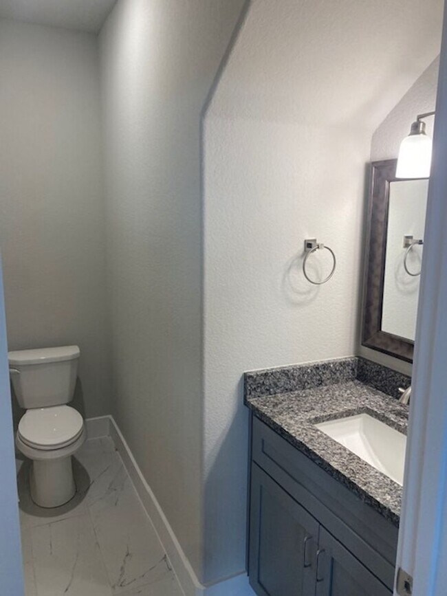 Building Photo - 4/2.5/2 - GREAT LOCATION near downtown and...