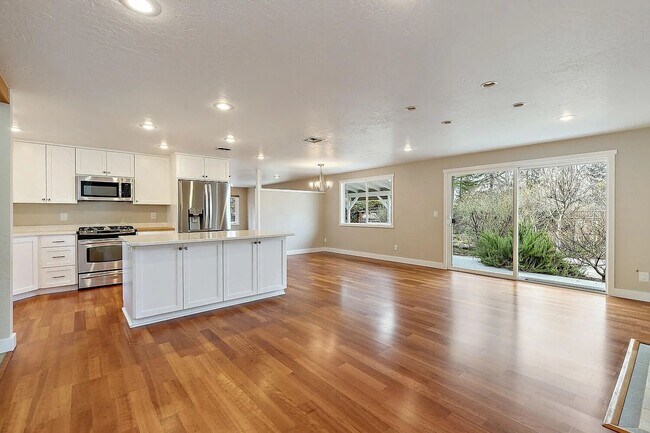 Building Photo - Beautiful home on large, landscaped flag lot - Available Now