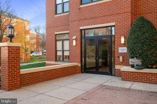 Building Photo - 2220 Fairfax Dr