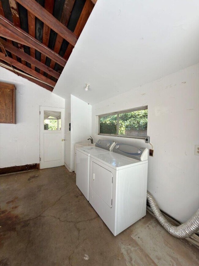 Building Photo - 275 Cold Springs Rd