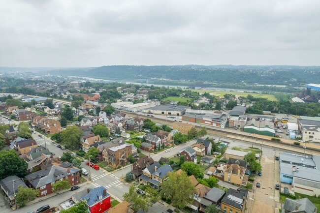 Building Photo - 2232 Woodstock Ave