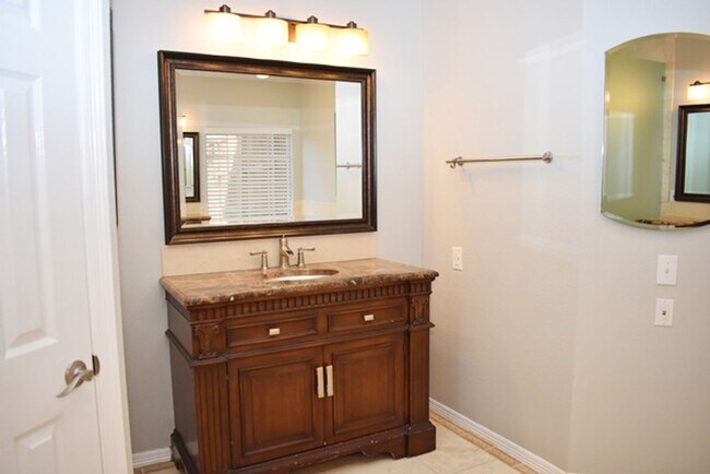 Building Photo - Prestigious 5-3.5-3 w POOL in Southlake!