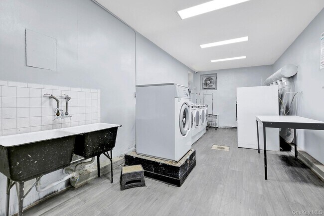 Building Photo - 1200 E 53rd St