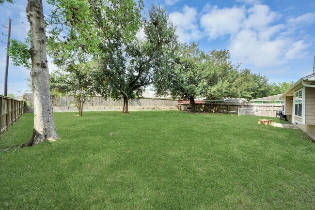 Building Photo - 10603 Thorncliff Dr