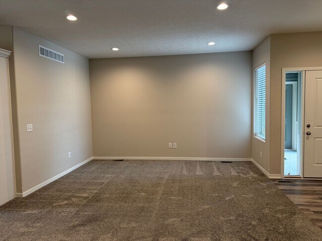 Building Photo - Beautiful ranch townhome with 2 stall gara...