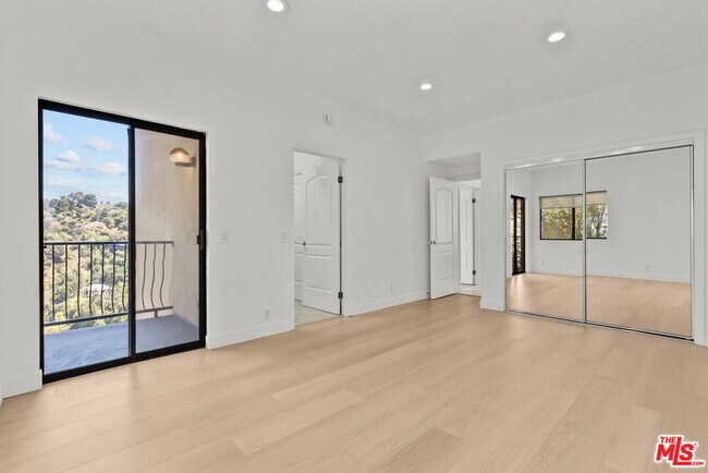 Building Photo - 3665 Alta Mesa Dr