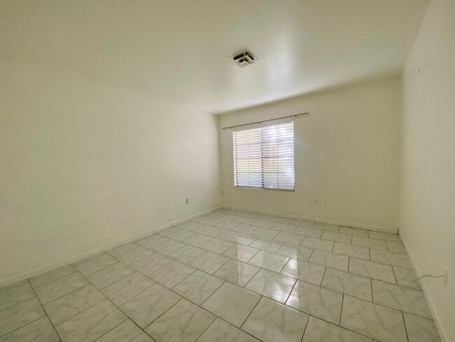 Building Photo - Cozy 2bd/2ba Gated Condo! W/ 2 Community Pools and Spa!