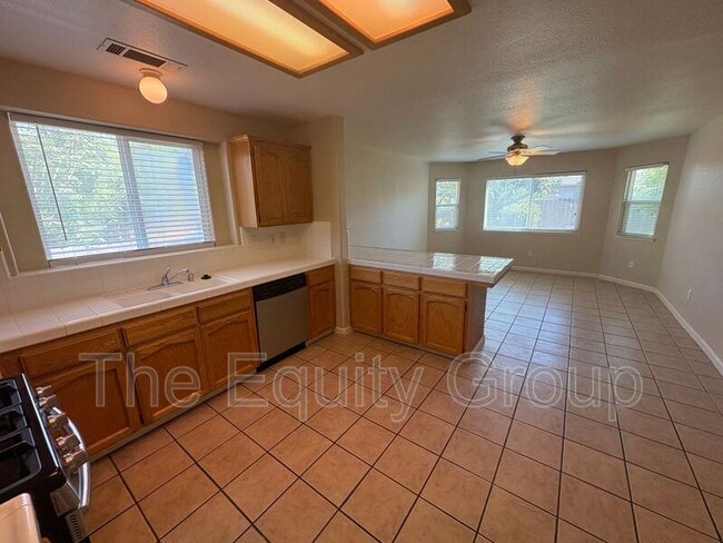 Building Photo - 3645 E Vista Dr