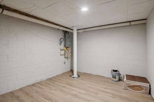 Building Photo - Available mid February - Fully Renovated 3B/2.5B Townhome in West Chester!