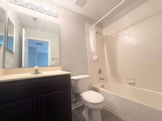 Building Photo - Huge 3BR Winter Springs Townhouse ~ Gated Community ~ Pool ~ Great Schools!